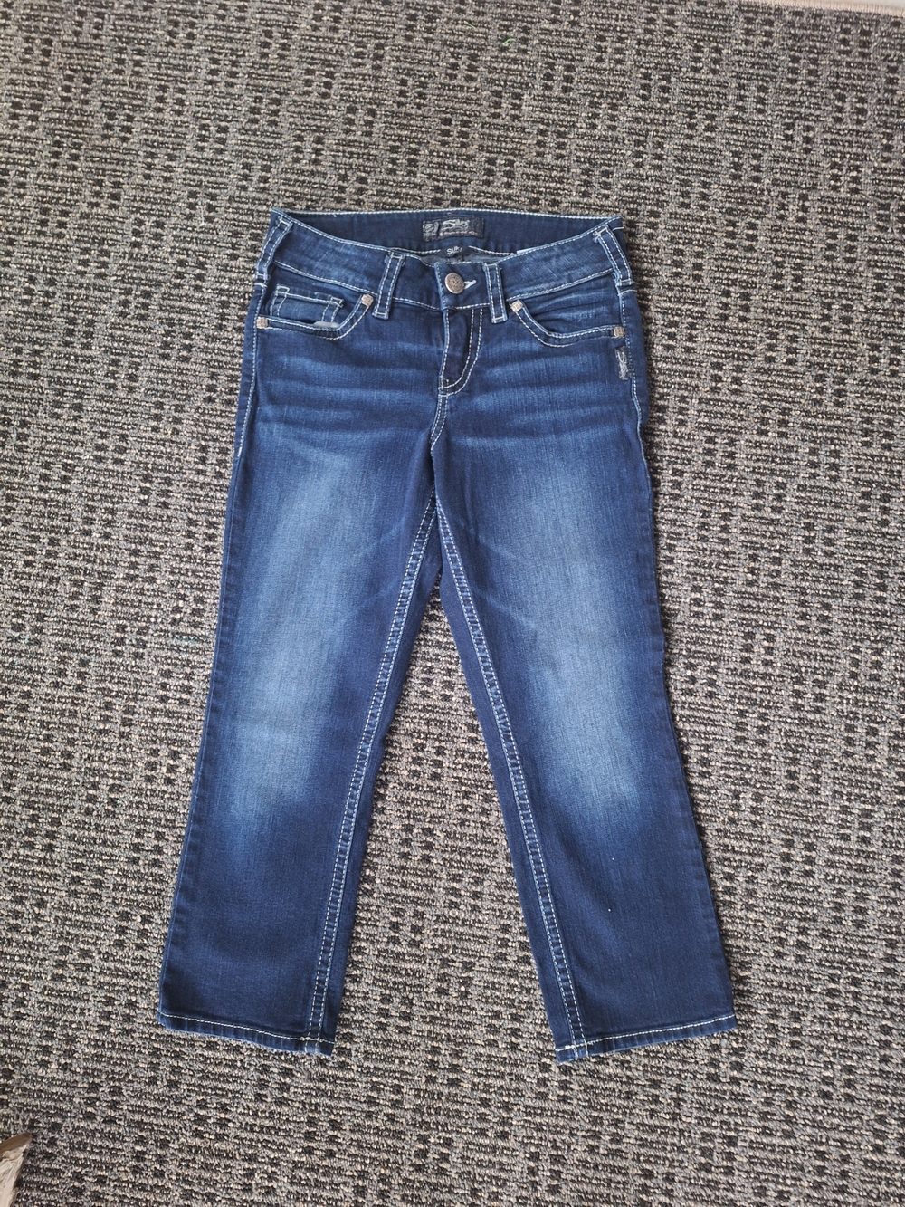 Silver Jeans Co. Suki Mid Rise Dark Wash Cropped Bootcut Capris